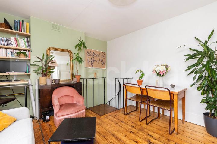 Split level 1 bedroom on a residential street in Highbury Northolme Road, Highbury